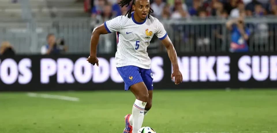 Jugador de Francia controlando el balón en el campo