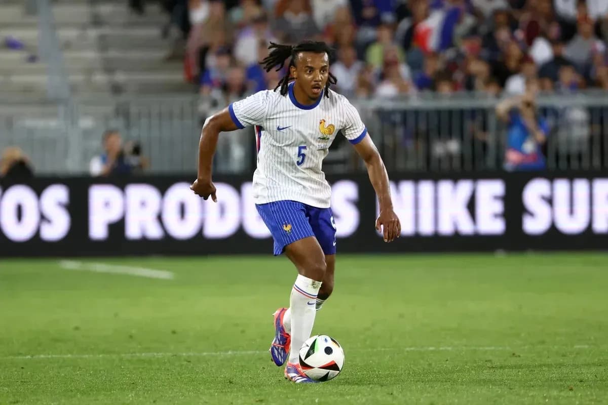 Jugador de Francia controlando el balón en el campo