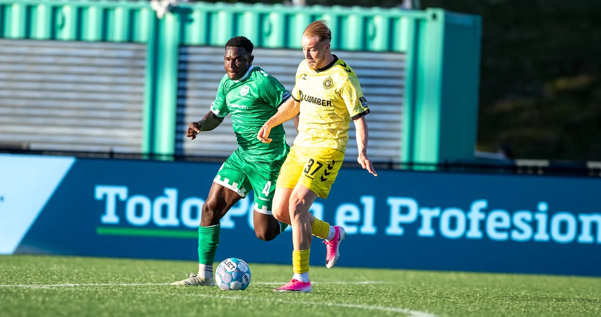 Jugador de Hartford Athletic y Pittsburgh Riverhounds compiten