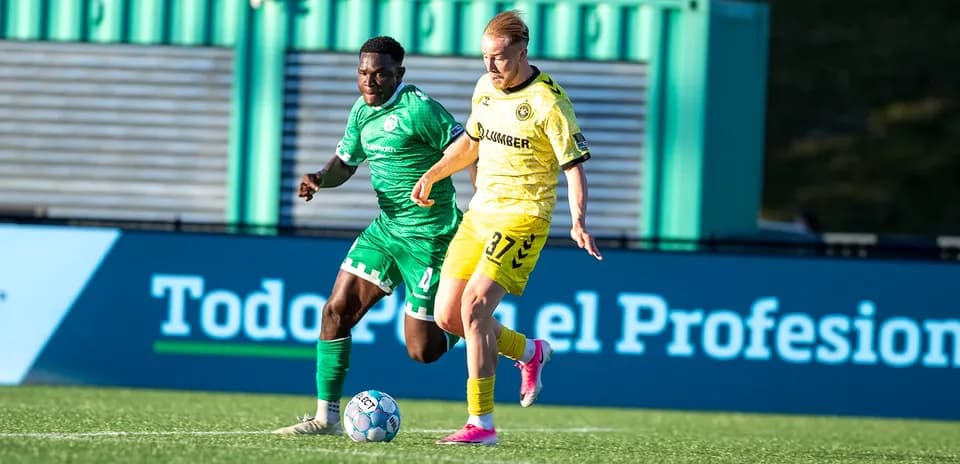 Jugador de Hartford Athletic y Pittsburgh Riverhounds compiten