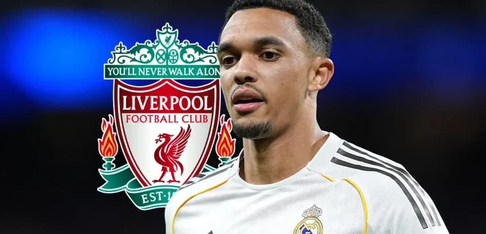 Jugador de fútbol con camisetas de Liverpool y Real Madrid