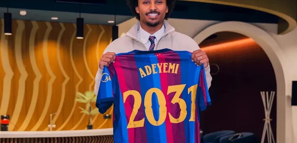 Jugador sostiene camiseta del FC Barcelona con nombre Adeyemi