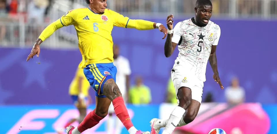 Jugador colombiano desafiando a jugador ghanés