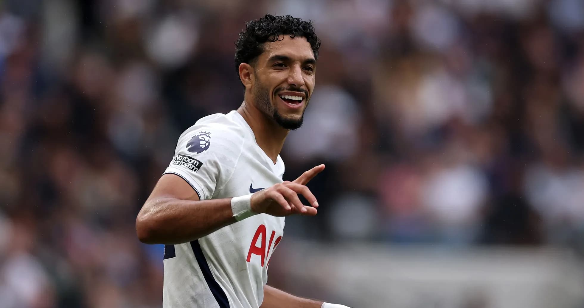 Jugador de Tottenham celebrando un gol en el campo