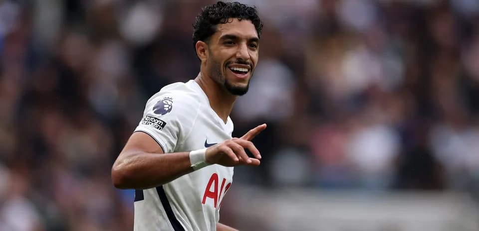 Jugador de Tottenham celebrando un gol en el campo