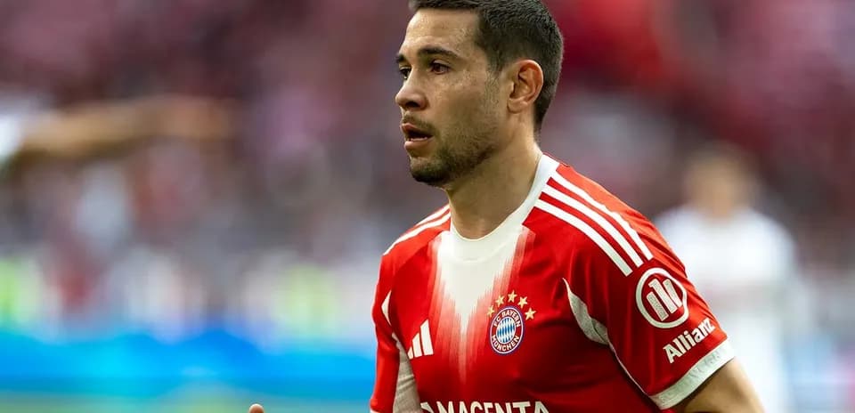 Jugador de Bayern Múnich en acción durante partido