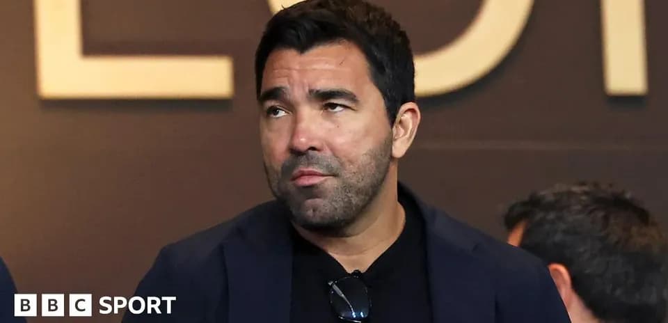 Hombre observando un evento deportivo desde la tribuna