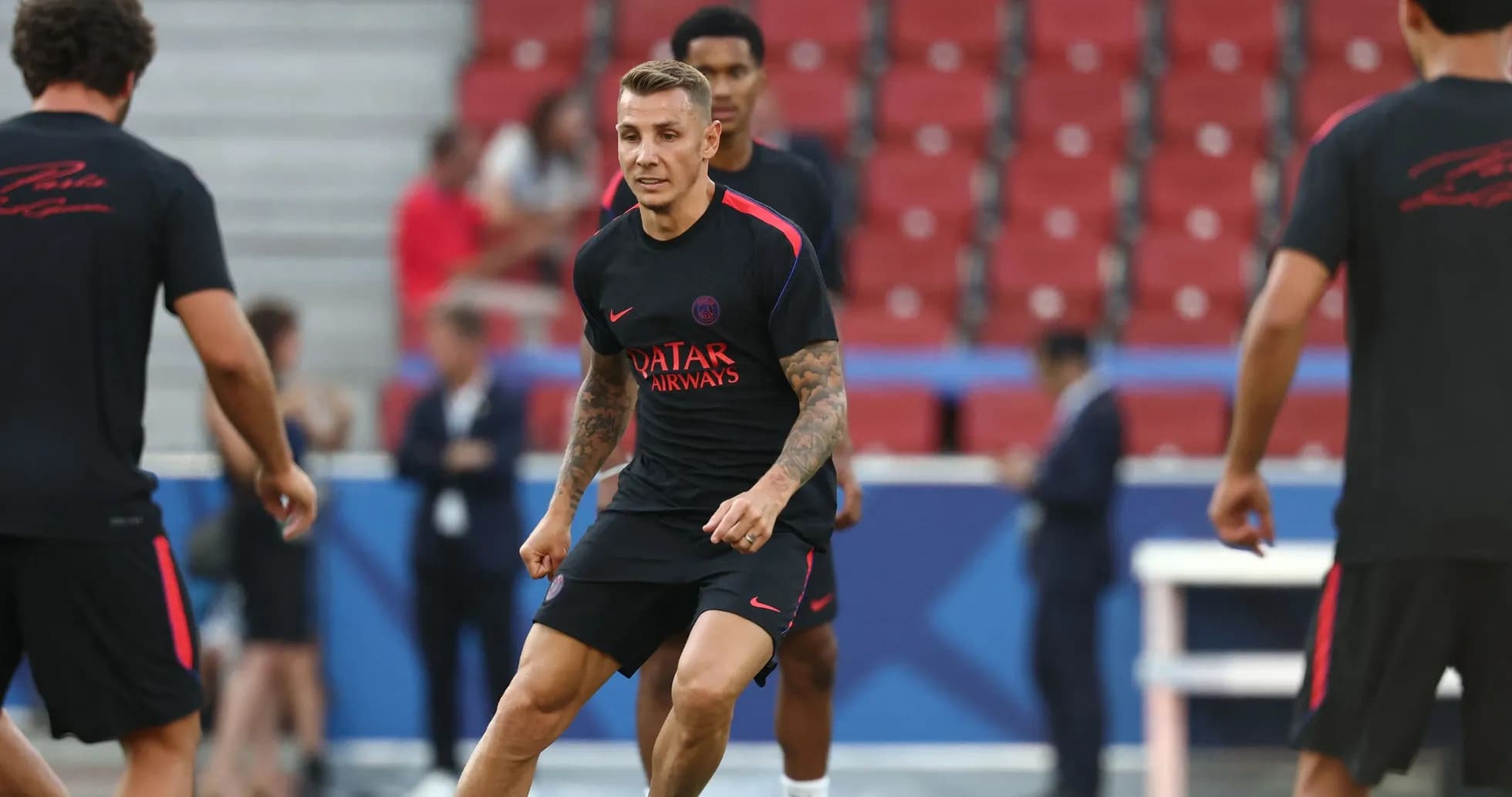 Jugador entrenando en campo con compañeros de equipo