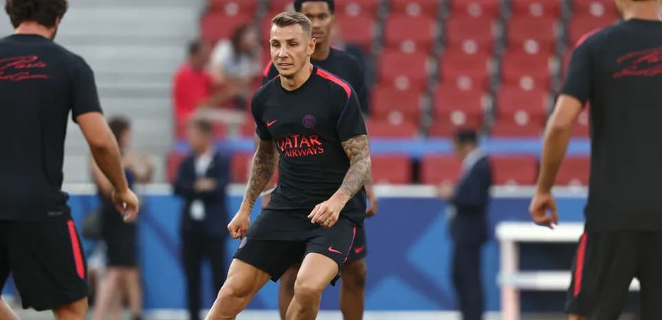 Jugador entrenando en campo con compañeros de equipo