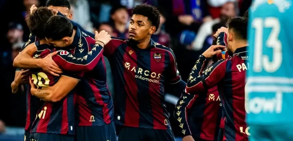 Jugadores de Levante celebrando un gol