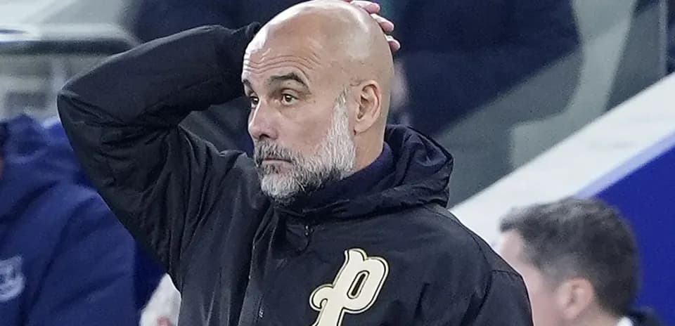 Entrenador preocupado en el banquillo durante el partido