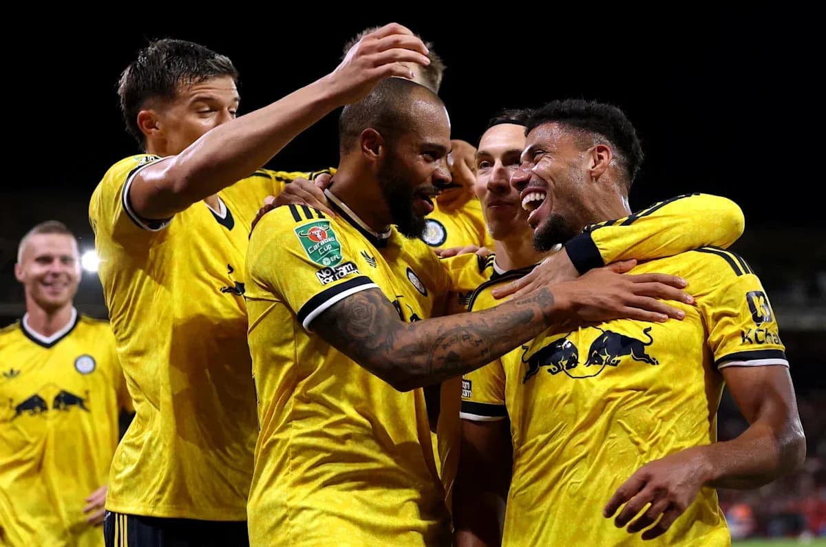 Jugadores celebrando un gol con camisetas amarillas