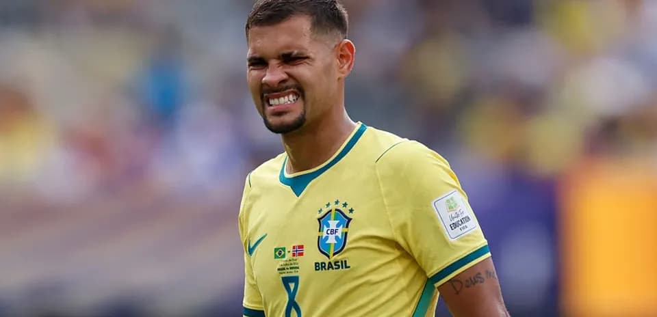 Jugador de Brasil con camiseta amarilla durante el partido