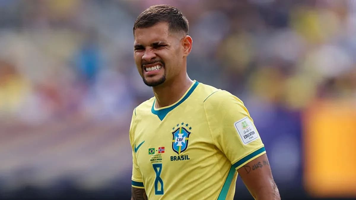 Jugador de Brasil con camiseta amarilla durante el partido