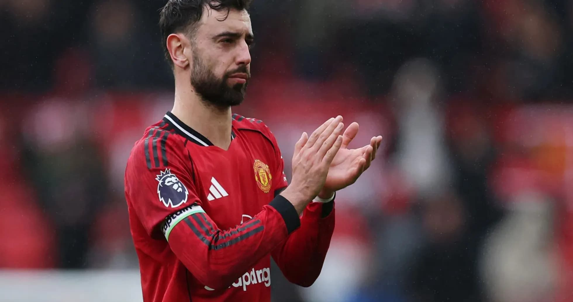 Bruno Fernandes aplaudiendo a los aficionados