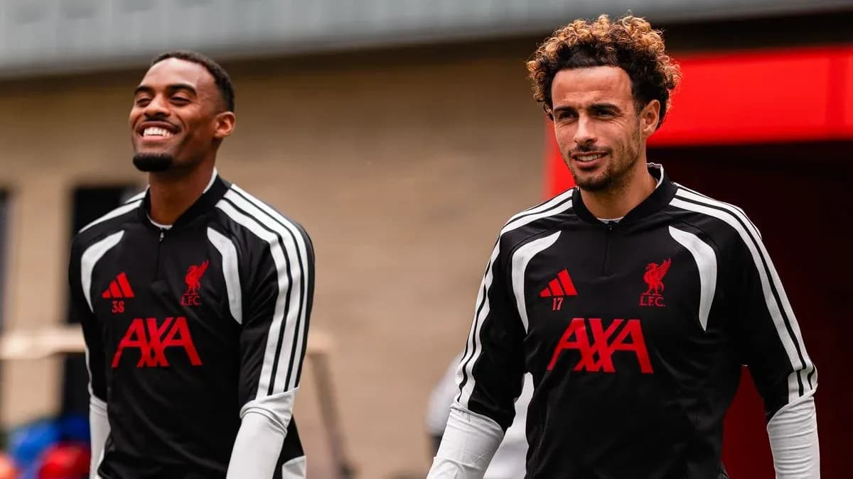 Jugadores de Liverpool caminando durante entrenamiento