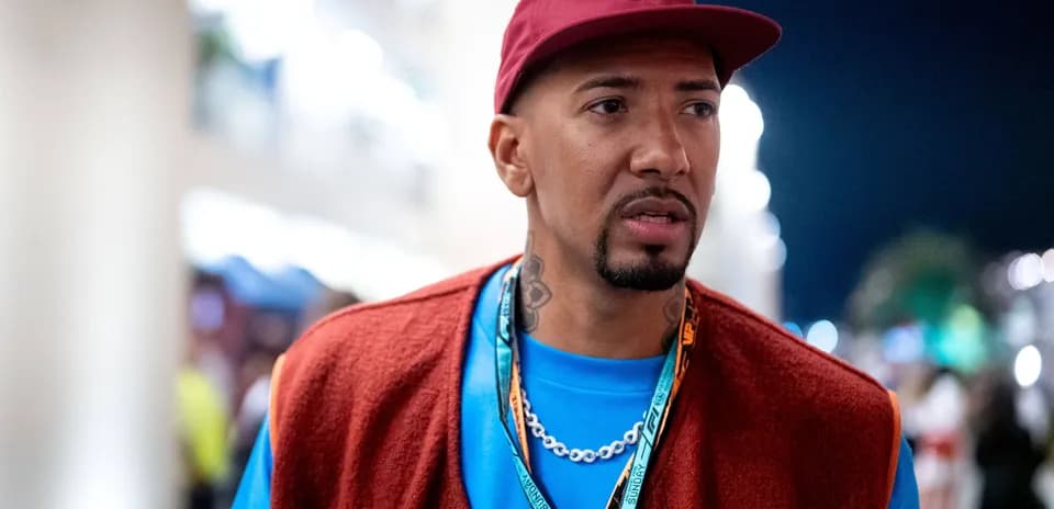 Hombre con gorra roja y chaqueta en evento nocturno