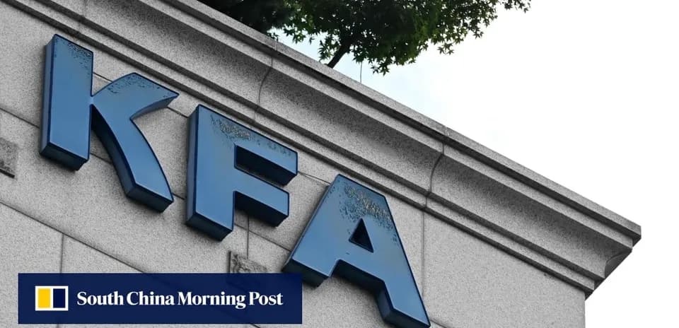 Letrero con las letras KFA en edificio