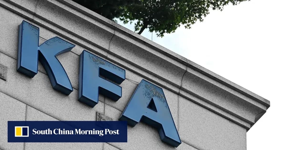 Letrero con las letras KFA en edificio