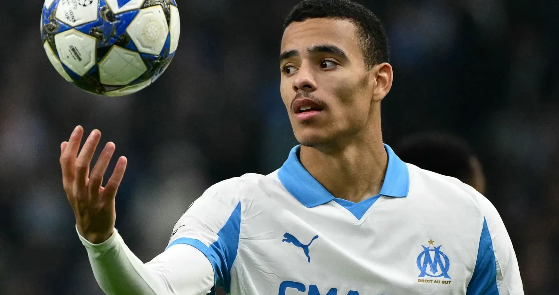 Jugador del Olympique de Marsella sosteniendo un balón