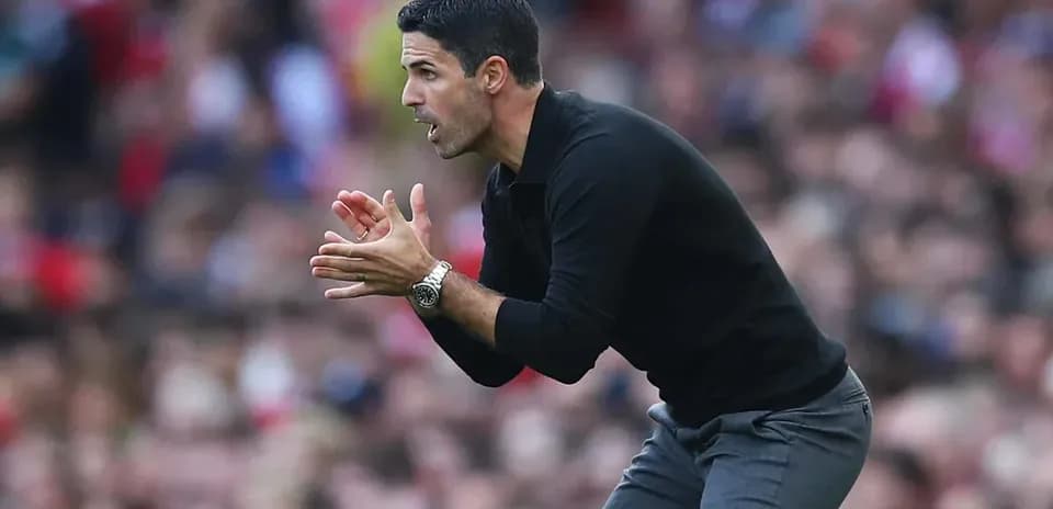 Entrenador dirigiendo al equipo desde la banda