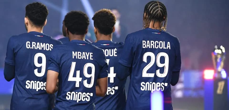 Jugadores de fútbol con camisetas de equipo en evento