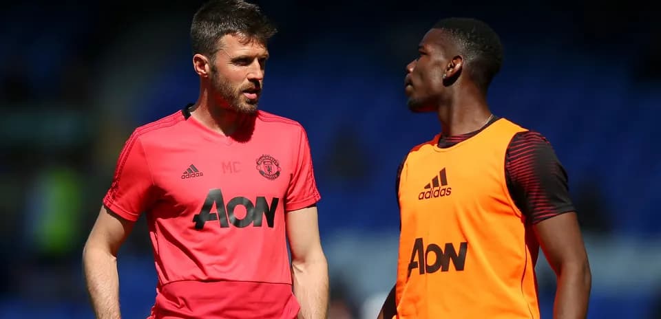 Michael Carrick y Paul Pogba conversando en el campo