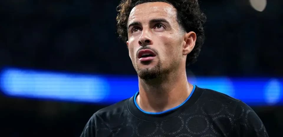 Jugador mirando hacia arriba durante el partido