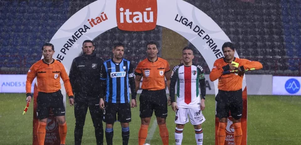 Jugadores y árbitros antes del partido de fútbol