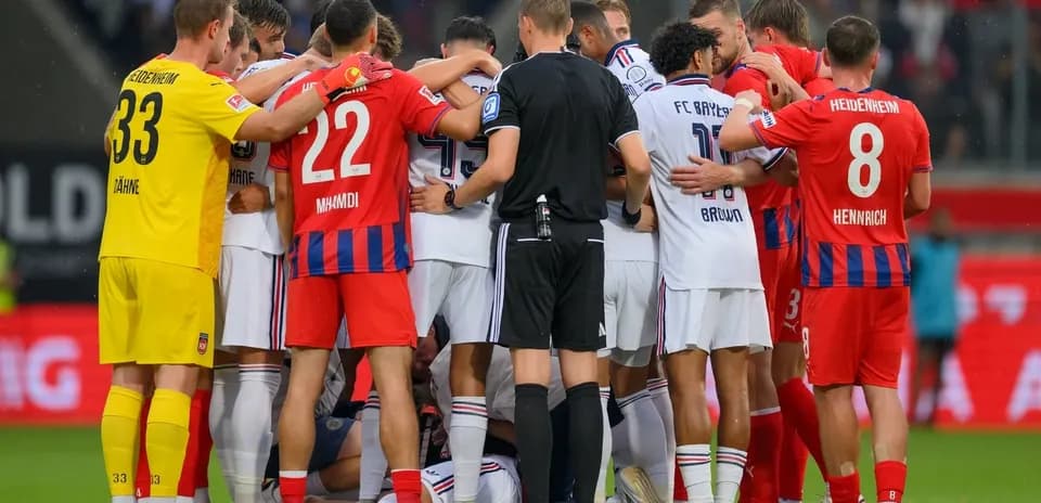 Jugadores de ambos equipos en una discusión acalorada