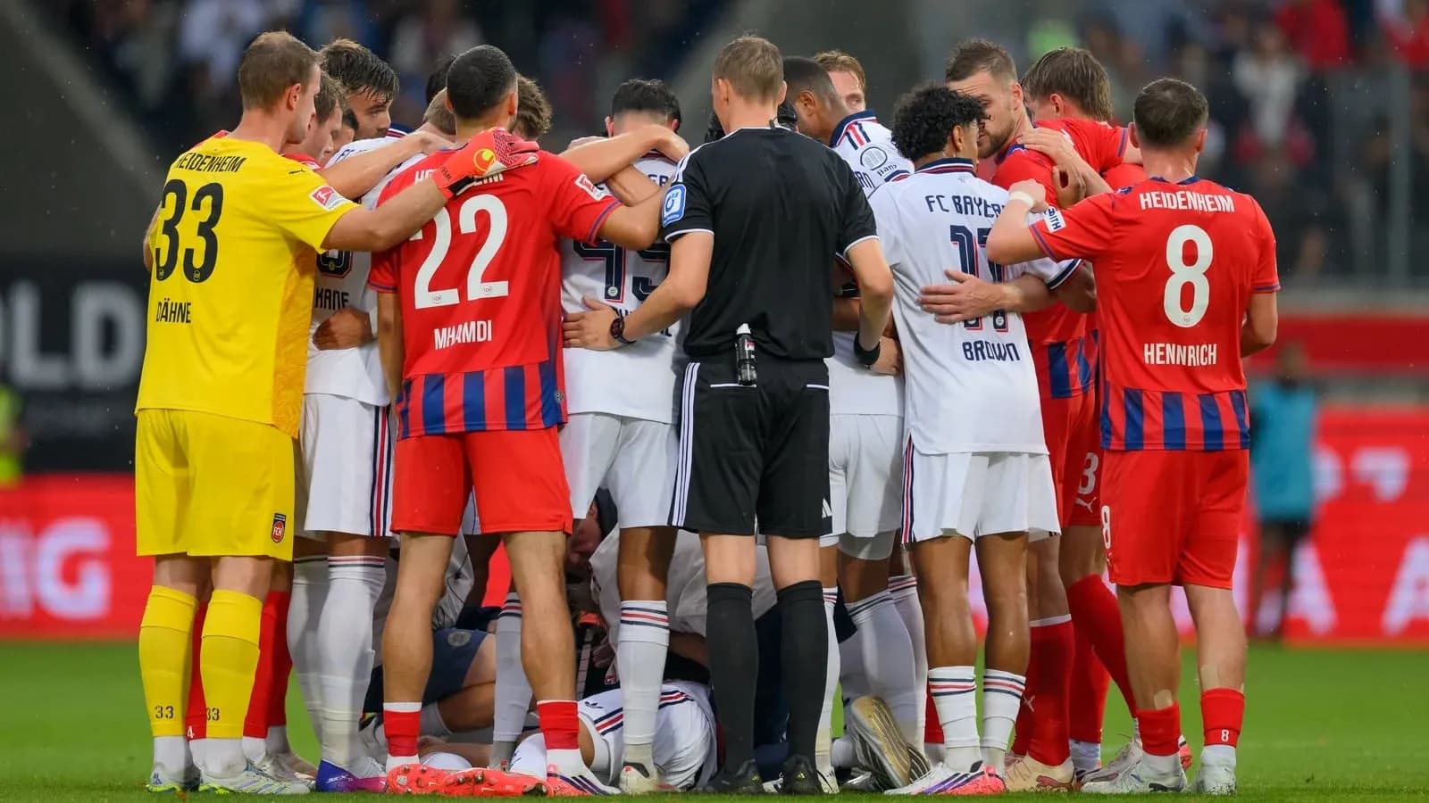 Jugadores de ambos equipos en una discusión acalorada