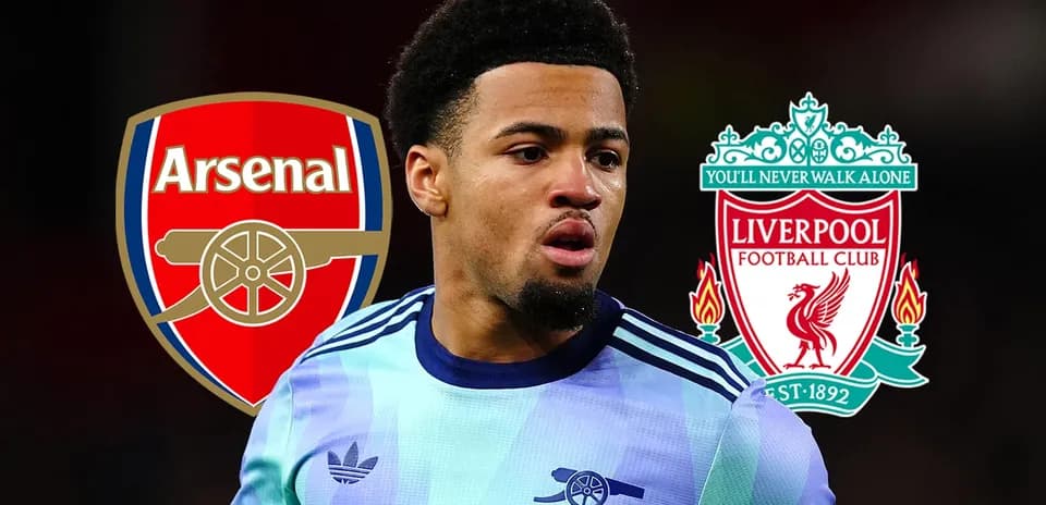 Jugador con camisetas de Arsenal y Liverpool en fondo