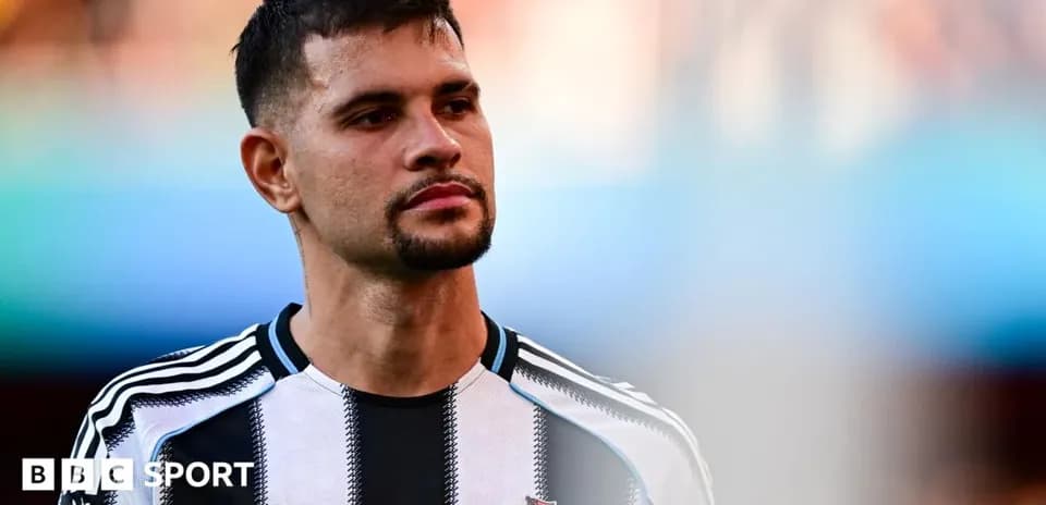 Jugador de Newcastle en el campo durante partido