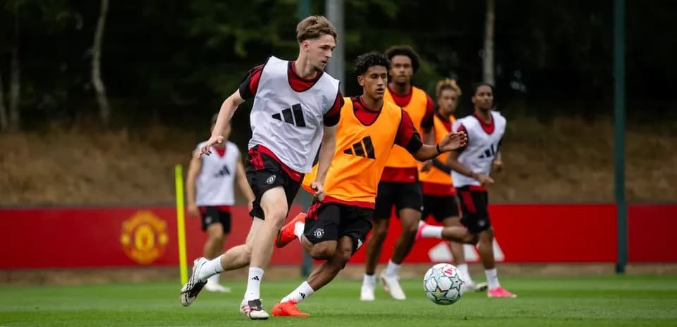 Jugadores entrenando en el campo de fútbol