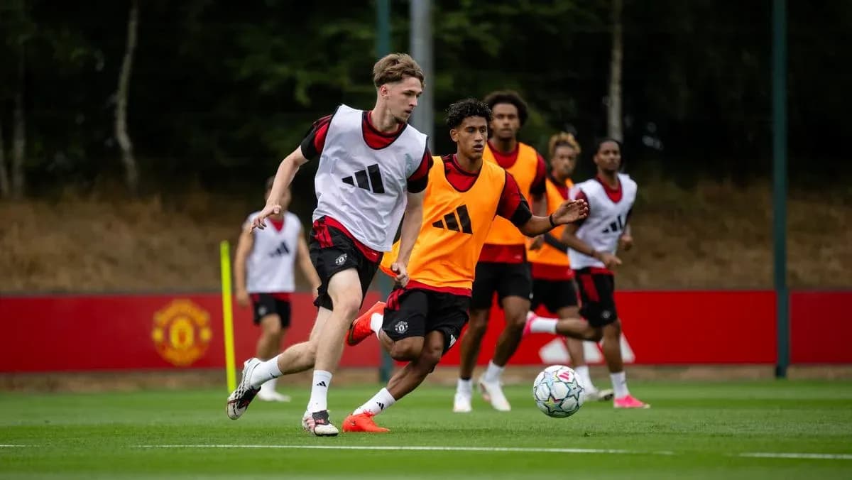 Jugadores entrenando en el campo de fútbol