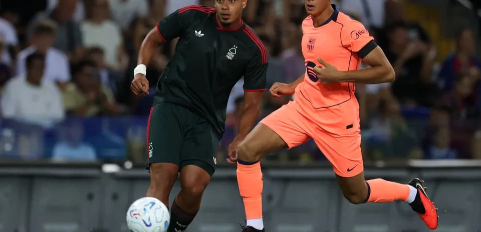 Dos jugadores persiguiendo el balón en partido