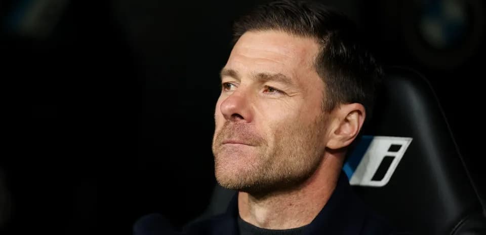 Entrenador observando desde el banquillo durante partido