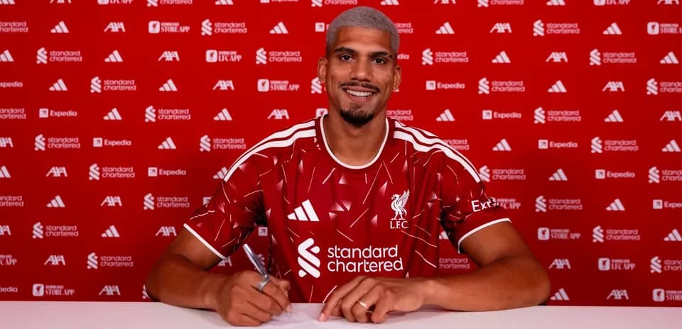 Jugador firmando contrato en presentación de Liverpool