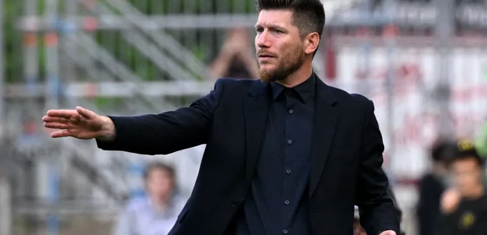 Entrenador dirigiendo a su equipo en el campo