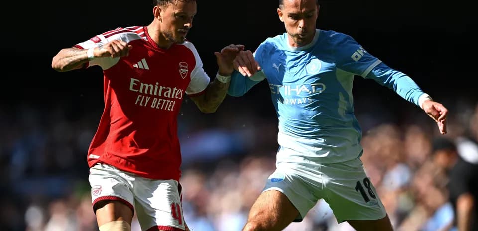 Jugadores de Arsenal y Manchester City en acción