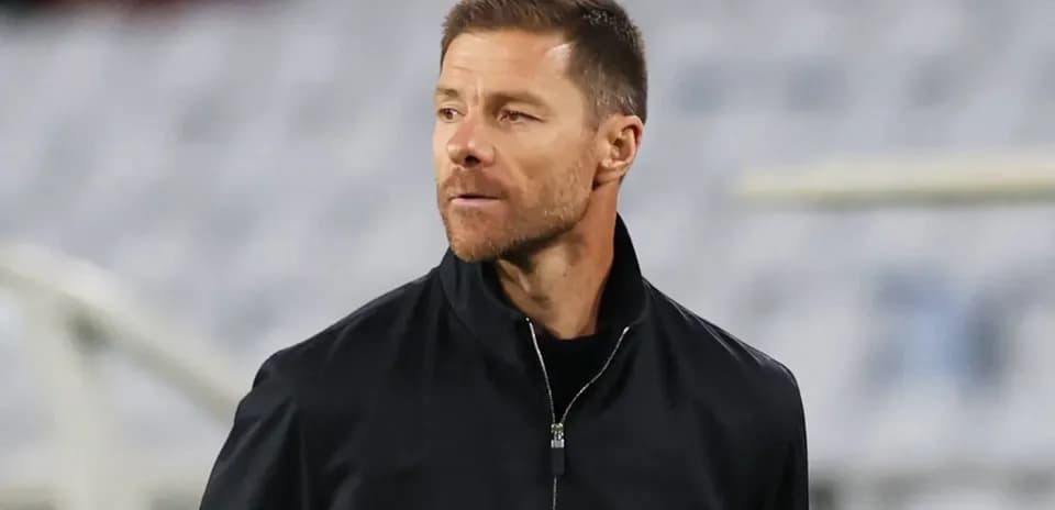 Entrenador observando el partido desde la línea de banda