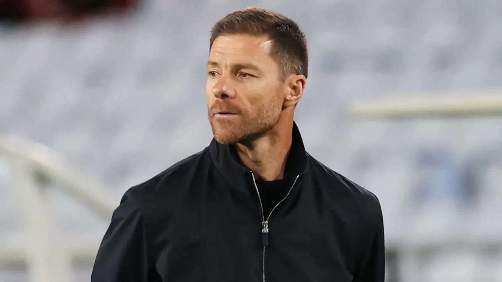 Entrenador observando el partido desde la línea de banda