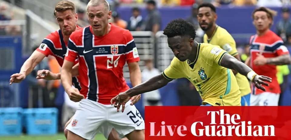 Jugador de Brasil driblando a dos jugadores noruegos