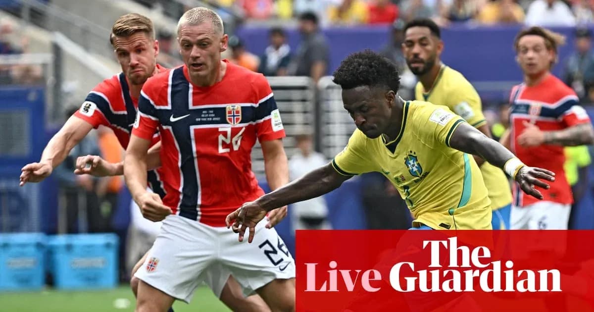 Jugador de Brasil driblando a dos jugadores noruegos