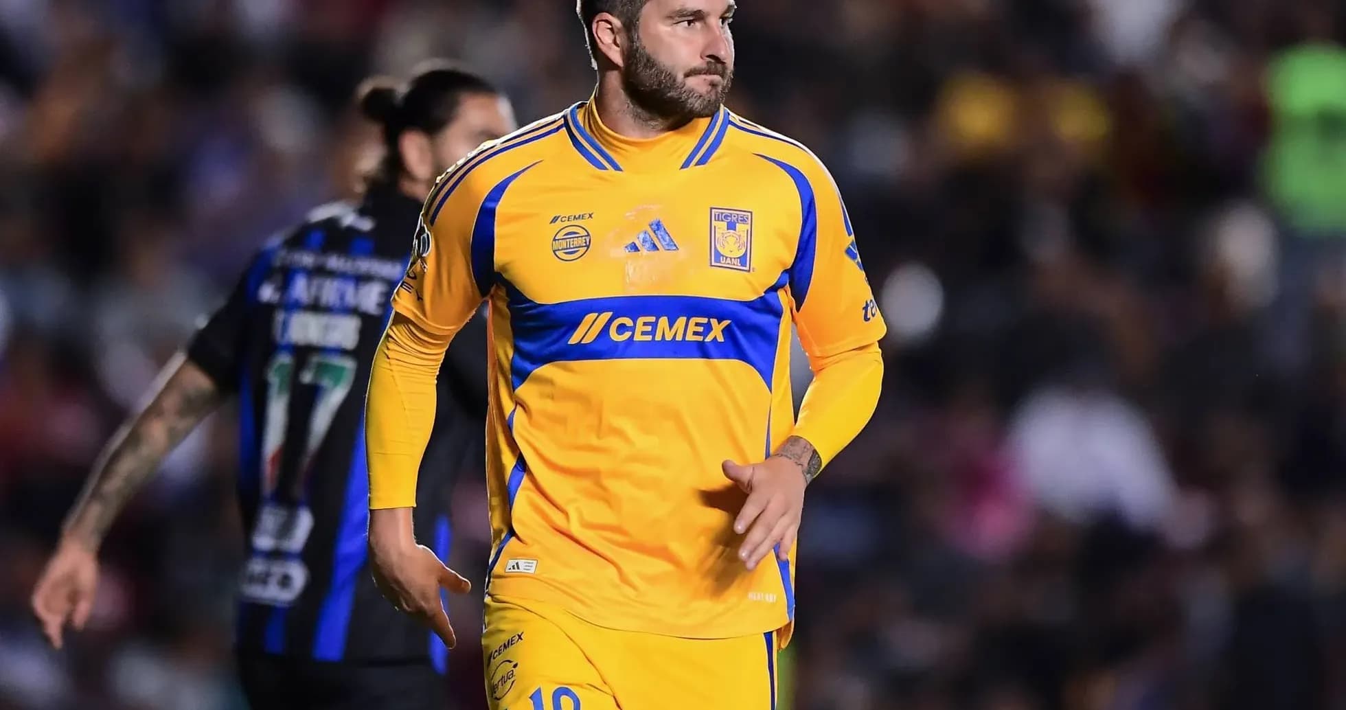 Jugador de Tigres UANL en acción durante el partido