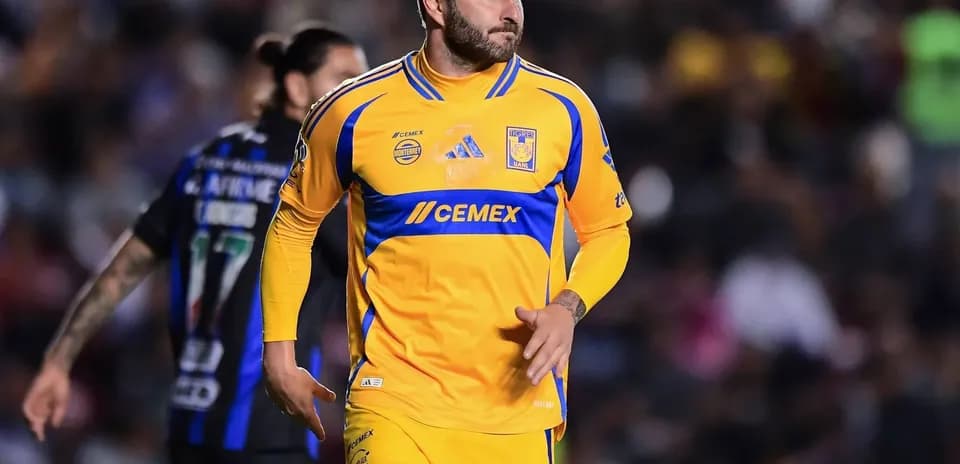 Jugador de Tigres UANL en acción durante el partido