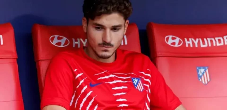 Jugador sentado en el banquillo durante el partido