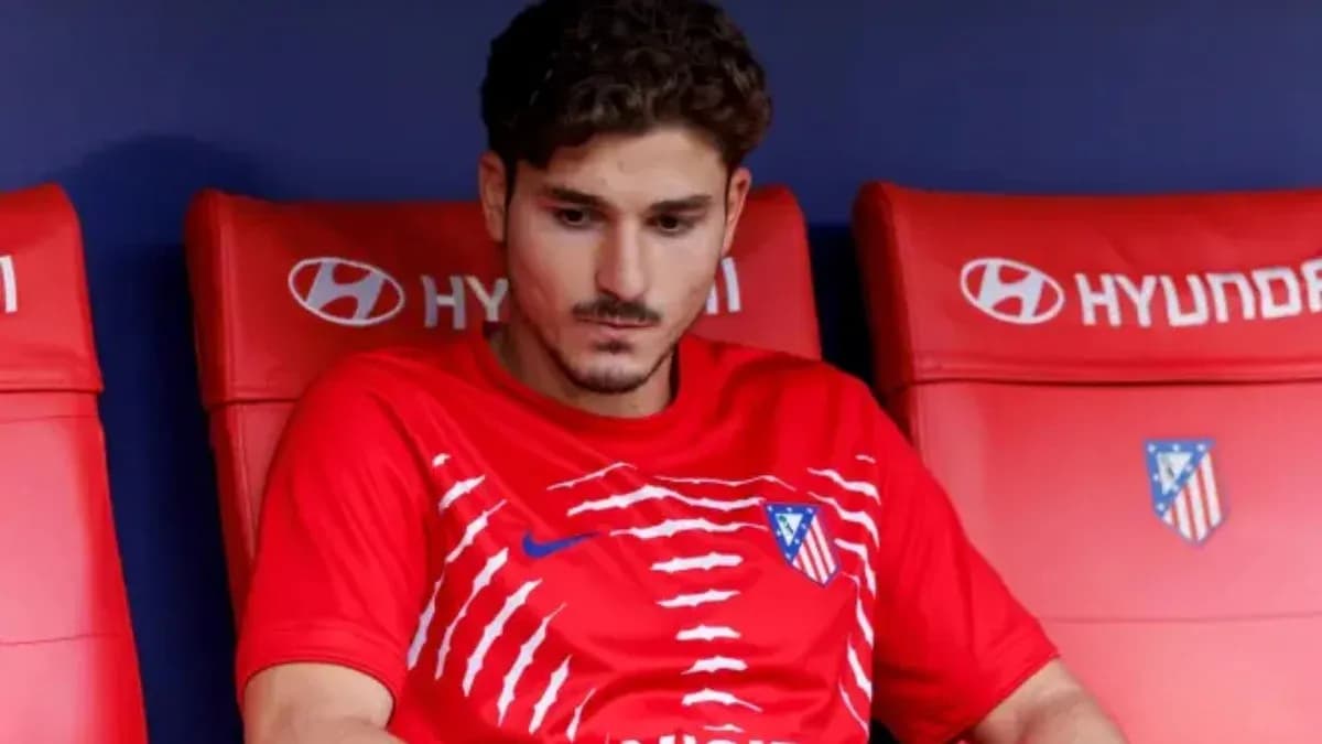 Jugador sentado en el banquillo durante el partido
