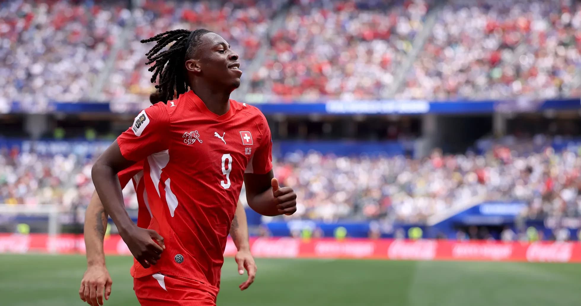 Jugador suizo corriendo en el campo durante un partido
