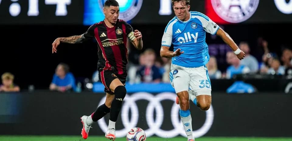 Jugadores de Atlanta United FC y Charlotte compitiendo